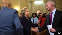 Hillary Clinton estrecha la mano del presidente de la Comisión sobre Bengasi, Trey Gowdy, tras 11 horas de audiencia.