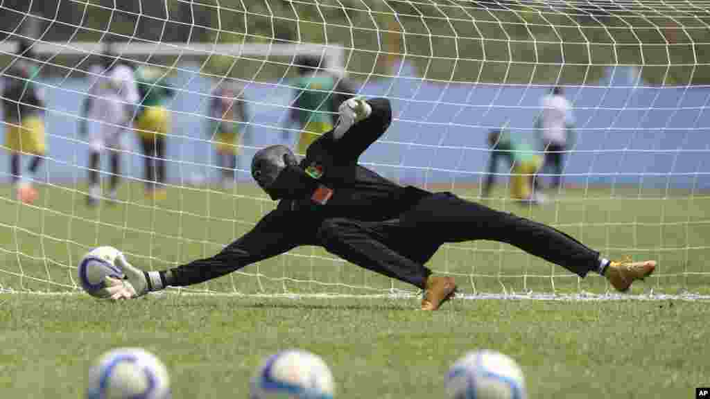 Mai tsaron gida na Mali, N'tji Michel Samake, yana motsa jiki a Luba dake wajen birnin Malabo, Equatorial Guinea, Laraba, Jan. 21, 2015. (AP Photo/Sunday Alamba)