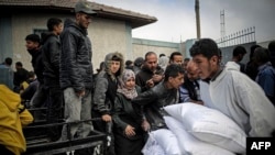 Seorang pria Palestina membawa karung berisi bantuan kemanusiaan untuk didistribusikan di pusat pendistribusian bantuan UNRWA di Rafah, selatan Jalur Gaza, 3 Maret 2024. (Foto: AFP)