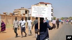 Seorang demonstran memegang poster dalam demonstrasi memprotes embargo senjata oleh AS terhadap Sudan Selatan, di Juba, Sudan Selatan, 6 Februari 2018. 