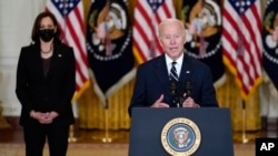 Presiden Joe Biden dan Wakil Presiden Kamala Harris berbicara tentang agenda domestiknya dari Ruang Timur Gedung Putih di Washington, 28 Oktober 2021. (Foto: AP)