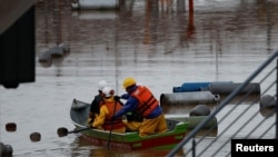 Voluntarios evacuan a un hombre en un barco de una zona inundada en Porto Alegre, estado de Rio Grande do Sul, Brasil, 12 de mayo de 2024.