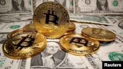 Las representaciones de la moneda virtual Bitcoin se colocan en los billetes en dólares estadounidenses en esta ilustración tomada el 26 de mayo de 2020.