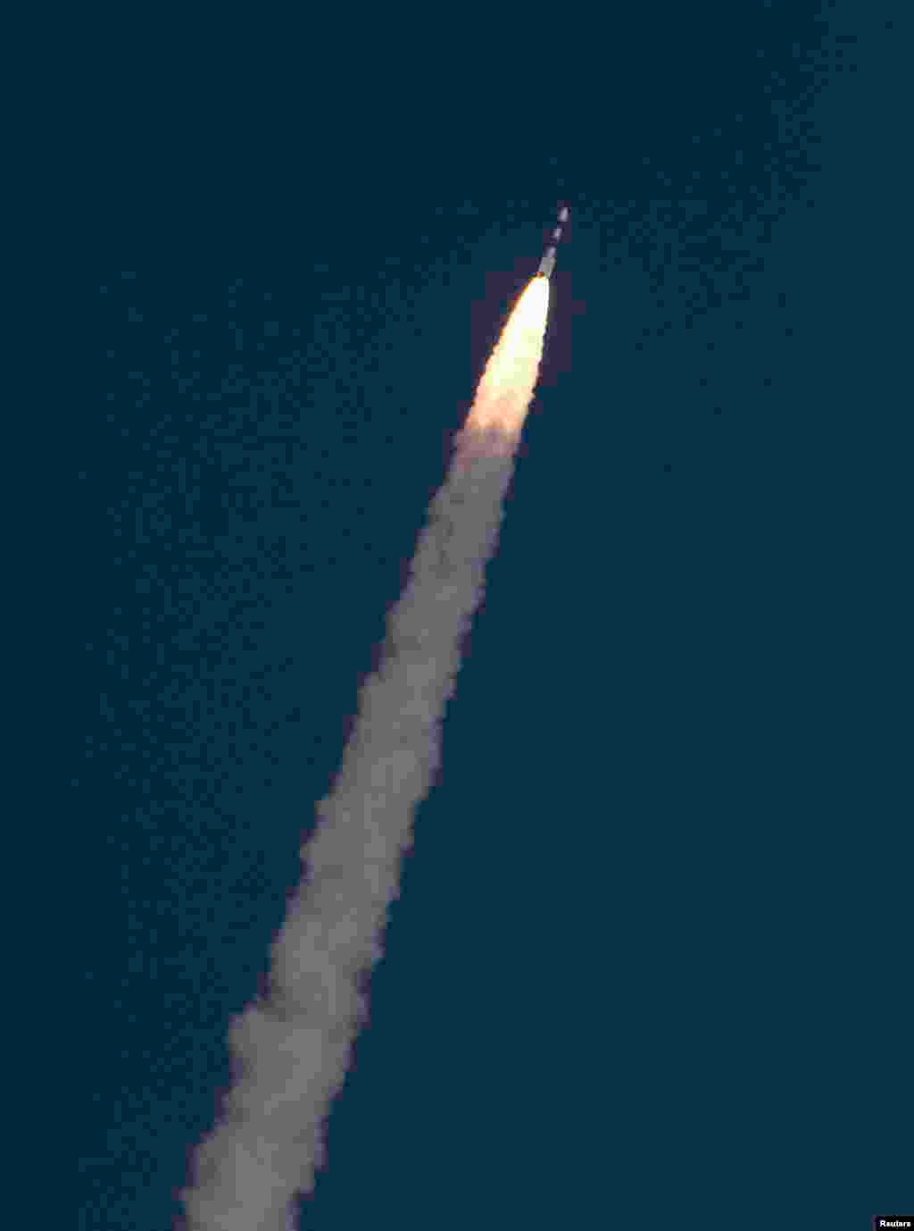 India's Polar Satellite Launch Vehicle, carrying the Mars orbiter, blasts off from Sriharikota, Nov. 5, 2013.