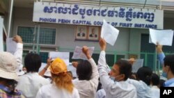 More than 100 people Boeung Kak lake residents showed up in front of the Phnom Penh Municipal Court to demonstrate, file photo. 