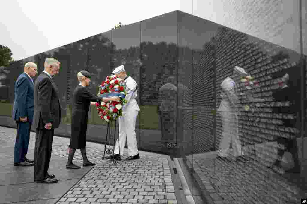Cindy McCain, esposa del senador John McCain, acompañada por el jefe de personal del presidente Donald Trump, John Kelly, secretario de Defensa Jim Mattis y familiares, llega al Monumento a los Veteranos de Vietnam en Washington, el 1 de septiembre de 2018. 
