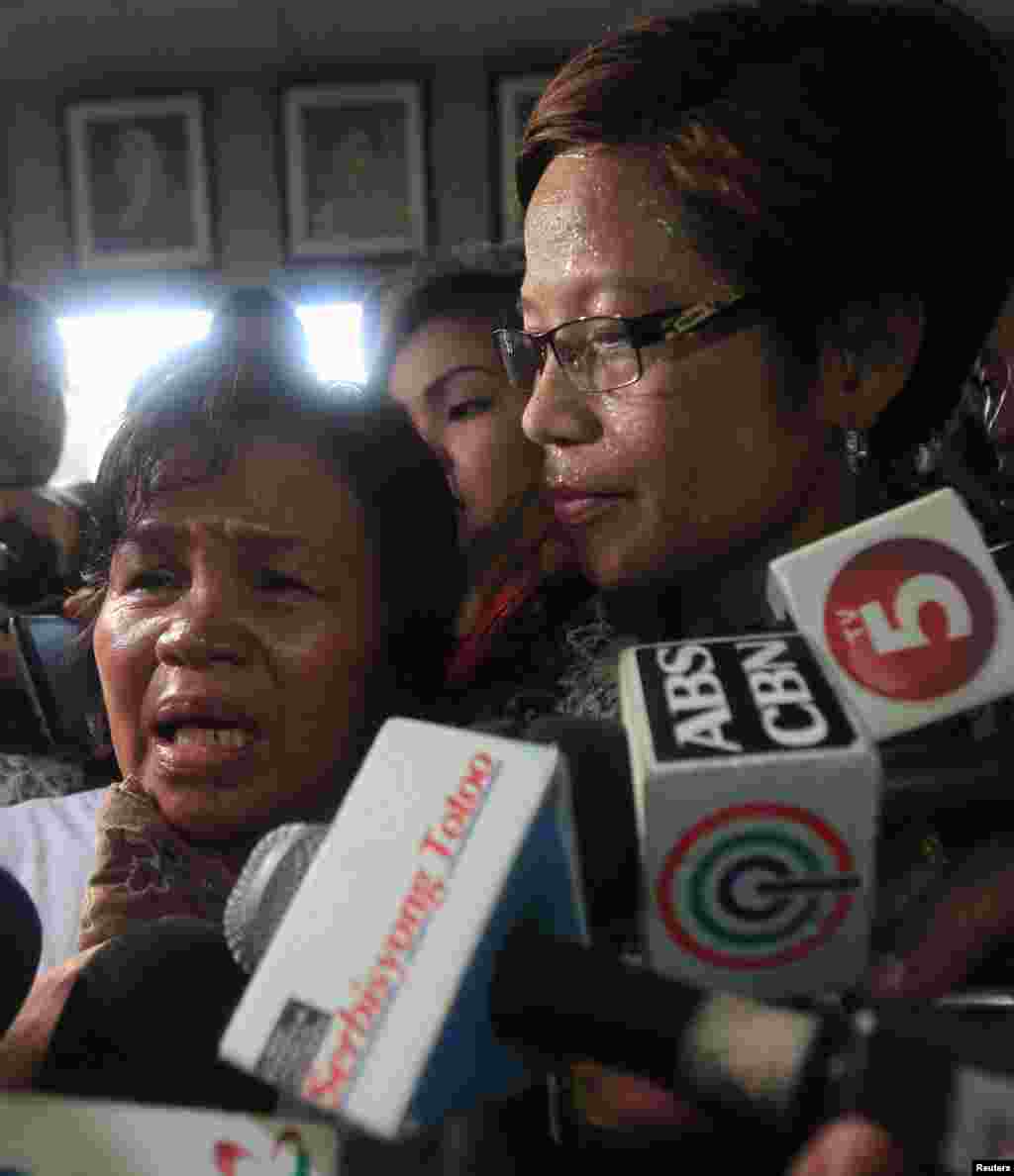 Julita Laude (left), mother of slain transgender, Jennifer Laude, gives a statement upon her arrival at court to testify in the preliminary investigation into Jennifer's death at the Justice Hall in Olongapo City, north of Manila, Oct. 21, 2014.