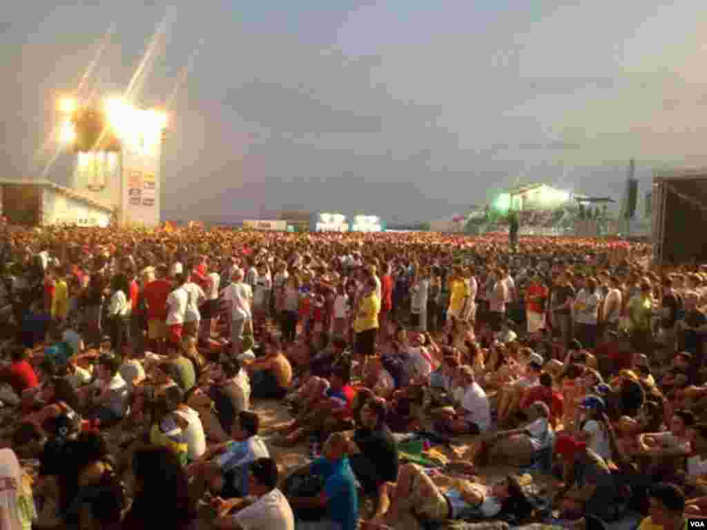 Fans watch the U.S. - Belgium game in Rio de Janeiro, Brazil, July 1, 2014. (Gesell Tobias/VOA)