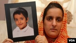 Akila Naqqash memegang foto anaknya Sahil Saeed yang berusia lima tahun. Pihak berwenang Pakistan telah menemukan Sahil dalam keadaan sehat.