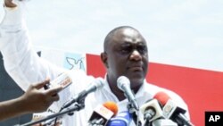 Bento Bento, primeiro secretário do MPLA de Luanda: Acusou "Mãos Limpas" (sic) de ser parte de uma conspiração internacional contra Angola, o MPLA e José Eduardo dos Santos