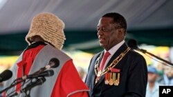 លោក​ Emmerson Mnangagwa ស្បថ​ចូល​កាន់​តំណែង​ជា​ប្រធានាធិបតី​ស៊ីមបាវ៉េ​ ក្នុង​ទីក្រុង​ហារ៉េរ៉េ ប្រទេស​ស៊ីមបាបវ៉េ នៅ​ថ្ងៃទី​២៤ ខែ​វិច្ឆិកា។