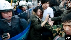 Siswa memprotes perjanjian dagang China-Taiwan. 