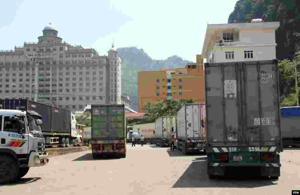 Trucks of goods lined up at Tan Thanh Border Gate heading into China from Lang Son Province, Vietnam (D. Schearf/VOA)