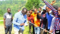 Kiongozi wa upinzani Dr. Kiiza Besigye akiosha mikono baada ya kupiga kura yake kwenye kituo karibu na nyumbani kwake.
