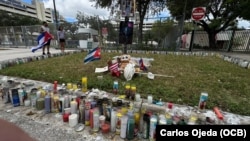Velas y ofrendas religiosas por la recuperación del regotonero cubano conocido como "El Taiger", quien falleció después de varios días internado en el Jackson Memorial Hospital, de Miami, a consecuencia de un balazo que recibió en la cabeza. [Foto: Martí Noticias]