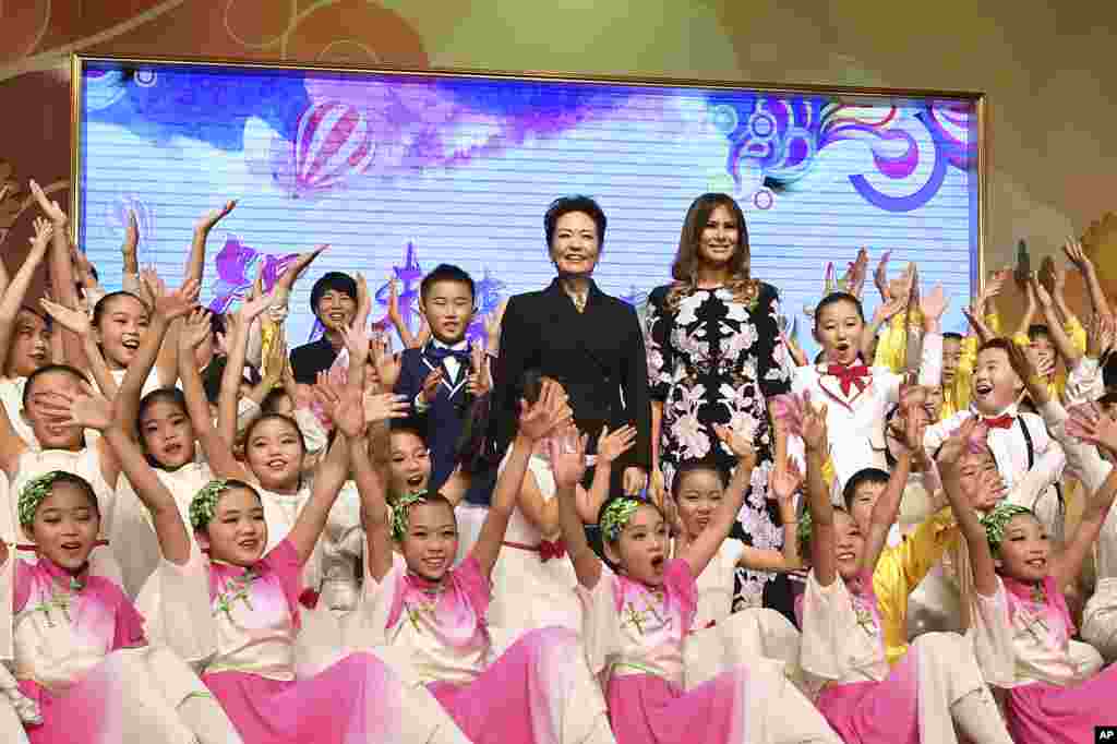 美国第一夫人梅拉尼娅&middot;特朗普和中国国家主席习近平夫人彭丽媛访问北京板厂小学（2017年11月9日）。