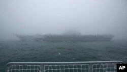 資料照片：中國的“遼寧號”航母在青島海域參加紀念中國人民解放軍海軍成立70週年的海上閱兵式。 (2019年4月23日）