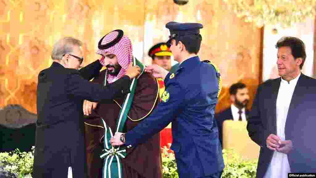 صدر مملکت ڈاکٹر عارف علوی نے پاکستان کے دورے پر آئے سعودی ولی عہد محمد بن سلمان کو پاکستان کے سب سے بڑے سول ایوارڈ ‘نشان پاکستان‘ سے نوازا۔