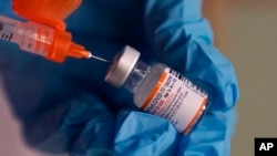 Arhiva, ilustracija - Medicinski radnik priprema dozu vakcine protiv Kovida 19, proizvođača Fajzer BajoNTek