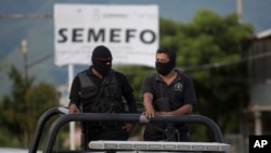 Efectivos de seguridad patrullan fuera de la morgue en Iguala, estado de Guerrero.