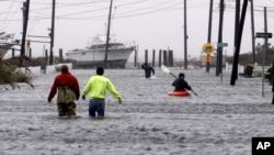 Calles inundadas en Lindenhurst, Nueva York, debido a las marejadas provocadas por Sandy.