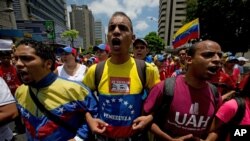 Estudiantes que no están de acuerdo con el diálogo volvieron el sábado a las calles de Caracas.