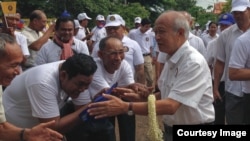 ព្រះអង្គ​ម្ចាស់​ ​នរោត្តម រណឫទ្ធិ​ ​ប្រធាន​គណបក្ស​រាជា​និយម​ហ៊្វុនស៊ីនប៉ិច ទទួល​ស្វាគមន៍​ដោយ​អ្នកគាំទ្រ​របស់​ព្រះអង្គ​ក្នុង​ខេត្ត​កំពង់ចាម​ អំឡុង​ពេលឃោសនា​ បោះឆ្នោតឃុំ-សង្កាត់កាពីថ្ងៃ​ថ្ងៃសៅរ៍ទី​២០ខែ​ឧសភាឆ្នាំ​២០១៧។។​ (រូបភាព​អ្នកសារព័ត៌មាន​ក្នុងស្រុក)