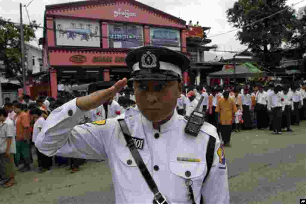 အမျိုးသားဒီမိုကရေစီအဖွဲ့ချုပ် (ဌာနချုပ်) မှာ ကျင်းပပြုလုပ်တဲ့ (၆၅) ကြိမ်မြောက် အာဇာနည်နေ့အခမ်းအနားမှာ ယာဉ်ထိုင်းရဲအပါအဝင်၊ NLD ခေါင်းဆောင် ဒေါ်အောင်ဆန်းစုကြည် နဲ့ အခမ်းအနားတက်ရောက်လာကြသူများ အာဇာနည်ခေါင်းဆောင်ကြီးများကို အလေးပြုနေကြစဉ် (ဇူလိုင် ၁၉၊ ၂၀၁၂)။ 
