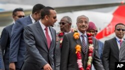 Waziri Mkuu wa Ethiopia Abiy Ahmed (L) na waziri wa mambo ya nje wa Eritrea Osman Saleh (C)