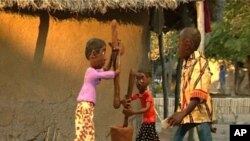 Mozambique movie "Mãe dos Netos" by Isabel Noronha, pilando