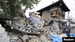 Un templo Myotoku-ji fue dañado por el terremoto en Ibaraki, Oasaka, en el oeste de Japón, el lunes, 18 de junio de 2018.