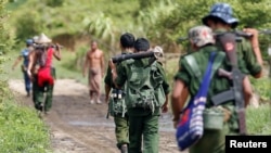 ရခိုင်ပြည်နယ် မောင်တောမြို့မှာ လုံခြုံရေးယူထားတဲ့ မြန်မာ စစ်တပ် တပ်ဖွဲ့ဝင်များ။ (သြဂုတ် ၃၁၊ ၂၀၁၇)
