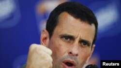 El candidato opositor, Henrique Capriles, también pidió claridad sobre la salud del mandatario venezolano.