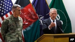 Menteri Pertahanan James Mattis (kanan), dan Panglima Tertinggi Militer AS di Afghanistan, John Nicholson (kiri) dalam sebuah konferensi pers di markas besar Resolute Support di Kabul, Afghanistan, 24 April 2017. (Foto:dok)