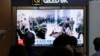 ARHIVA: Snimak sjevernokorejskih vojnika kako čekaju u redu u za zalihe u Rusiji, na TV stanicama u Seulu (Foto: AP/Ahn Young-joon)