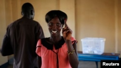 Seorang perempuan di kota Abyei mengikuti referendum di sebuah TPS (27/10). (Reuters/Goran Tomasevic)