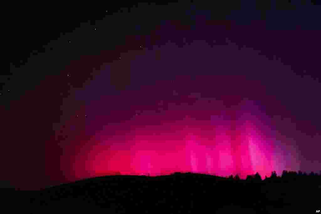 En la región autónoma de Xinjiang, al noreste de China, el rosa brillante fue protagonista en el cielo. La fuerte tormenta solar que afectó la Tierra dejó ver sus efectos en todo el hemisferio norte entre la noche del viernes y la madrugada del domingo. Hasta el momento no se registran irrupciones en las comunicaciones. 