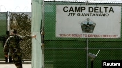 Seorang tentara AS menutup pintu gerbang komplek penjara di Guantanamo, Kuba (foto: dok).