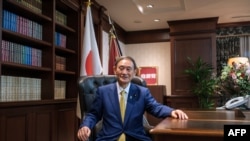 일본의 자민당 총재로 선출된 스가 요시히데 총리가 도쿄 당사에서 기념촬영을 하고 있다. 