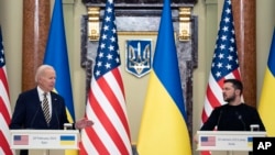 Rais Joe Biden wa Marekani (L) na Rais wa Ukraine Volodymyr Zelenskyy