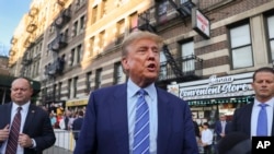 Mantan Presiden AS Donald Trump berbicara kepada para wartawan ketika berkunjung ke sebuah swalayan di New York, pada 16 April 2024. (Foto: AP/Yuki Iwamura)