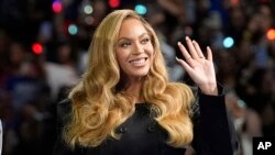 Penyanyi Beyoncé saat hadir dalam kampanye kandidat Presiden AS Kamala Harris di Houston, pada 25 Oktober 2024. (Foto: AP/Susan Walsh)