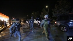 در حمله بالای پوهنتون امریکایی افغانستان ۱۳ نفر به شمول شش محصل و یک استاد کشته و ۴۵ نفر دیگر زخمی شدند.