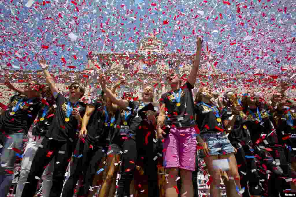 The U.S. women's soccer team cheer during a reception at New York City Hall hosted by New York City Mayor Bill de Blasio to celebrate their World Cup final win, in New York, July 10, 2015.