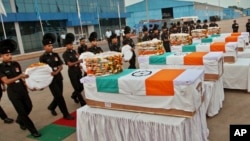 Tentara India memberi penghormatan kepada para kolega mereka yang tewas dalam sebuah upacara di Bandara Palam di New Delhi (7/8).
