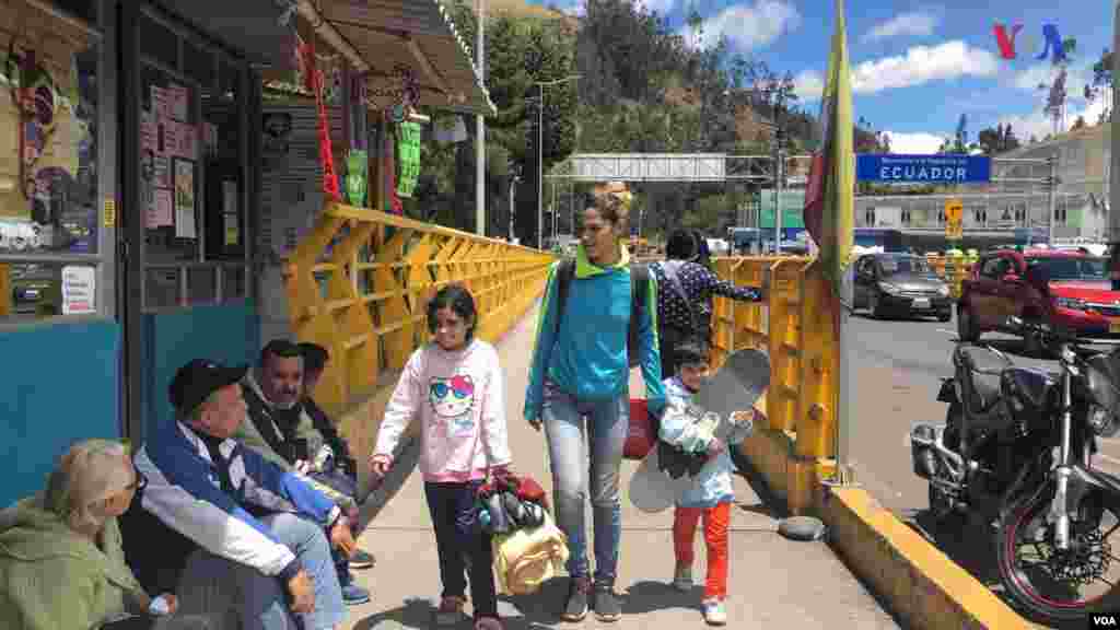 Estefany Zavala cuenta que fue al llegar a Ecuador que empezó el mal trato. Además, indica que es muy difícil para los venezolanos obtener pasaporte. "Llevo un año esperando por los pasaportes de los niños", indicó. (Foto: Alejandra Arredondo/VOA)