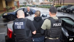 Un juez federal les prohibió a las autoridades migratorias estadounidenses utilizar bases de datos consideradas deficientes para solicitarle a las agencias policiales que mantengan detenidas a personas que están bajo custodia.