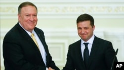 El presidente de Ucrania, Volodymyr Zelenskiy,(derecha) y el secretario de Estado de EE.UU. Mike Pompeo se saludan durante su encuentro en Kiev, el vienres, 31 de enero de 2020.