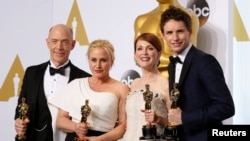 Dari kiri ke kanan: J.K. Simmons, aktor pembantu terbaik untuk "Whiplash; Patricia Arquette, aktris pembantu terbaik untuk "Boyhood"; Julianne Moore , aktris terbaik untuk "Still Alice" dan Eddie Redmayne, aktor terbaik untuk "The Theory of Everything" bersama piala-piala Oscar mereka (22/2). (Reuters/Lucy Nicholson)