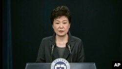 លោកស្រី​ប្រធានាធិបតី Park Geun-hye ថ្លែង​ក្នុង​សុន្ទរកថា​មួយ​ទៅ​កាន់​ប្រជាជាតិ​ នៅ​វិមាន​ប្រធានាធិបតី Blue House ក្នុង​ក្រុង​សេអ៊ូល កាលពី​ថ្ងៃទី៤ ខែវិច្ឆិកា ឆ្នាំ២០១៦។